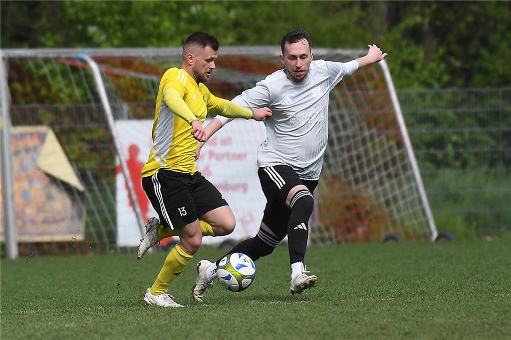 Die Offensive rollt beim TuS Henrichenburg (weiße Trikots) auch am 22. Spieltag der Kreisliga B3 Recklinghausen weiter. Mit 5:1 (3:0) zerlegten die Henrichenburger auf heimischen Rasen die Westfalia Vinnum und erzielen nach dem 5:1-Sieg gegen Waltrop II vor zwei Wochen erneut fünf Tore in einem Spiel. Die Bilanz der letzten drei Partien kann sich sehen lassen. Mit 14:2 Toren greift der TuS die Tabellenspitze an.