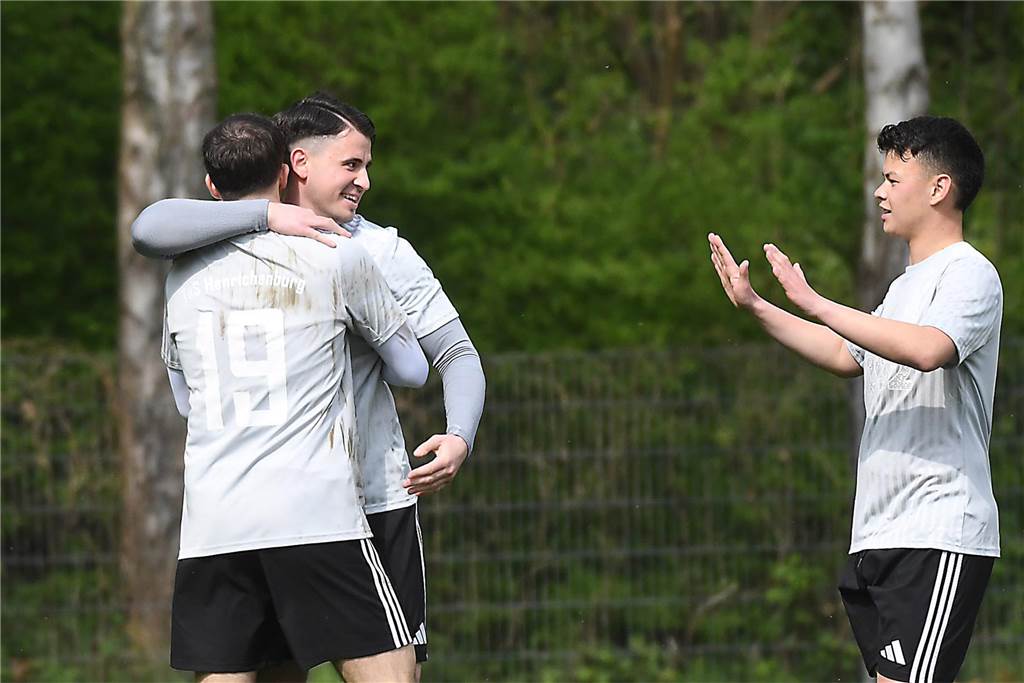 Die Offensive rollt beim TuS Henrichenburg (weiße Trikots) auch am 22. Spieltag der Kreisliga B3 Recklinghausen weiter. Mit 5:1 (3:0) zerlegten die Henrichenburger auf heimischen Rasen die Westfalia Vinnum und erzielen nach dem 5:1-Sieg gegen Waltrop II vor zwei Wochen erneut fünf Tore in einem Spiel. Die Bilanz der letzten drei Partien kann sich sehen lassen. Mit 14:2 Toren greift der TuS die Tabellenspitze an.