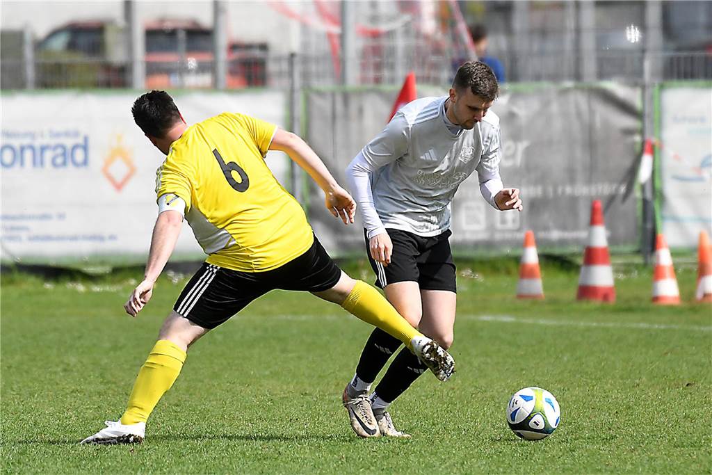 Die Offensive rollt beim TuS Henrichenburg (weiße Trikots) auch am 22. Spieltag der Kreisliga B3 Recklinghausen weiter. Mit 5:1 (3:0) zerlegten die Henrichenburger auf heimischen Rasen die Westfalia Vinnum und erzielen nach dem 5:1-Sieg gegen Waltrop II vor zwei Wochen erneut fünf Tore in einem Spiel. Die Bilanz der letzten drei Partien kann sich sehen lassen. Mit 14:2 Toren greift der TuS die Tabellenspitze an.
