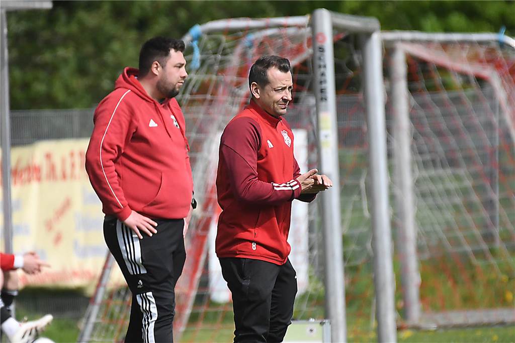 Die Offensive rollt beim TuS Henrichenburg (weiße Trikots) auch am 22. Spieltag der Kreisliga B3 Recklinghausen weiter. Mit 5:1 (3:0) zerlegten die Henrichenburger auf heimischen Rasen die Westfalia Vinnum und erzielen nach dem 5:1-Sieg gegen Waltrop II vor zwei Wochen erneut fünf Tore in einem Spiel. Die Bilanz der letzten drei Partien kann sich sehen lassen. Mit 14:2 Toren greift der TuS die Tabellenspitze an.