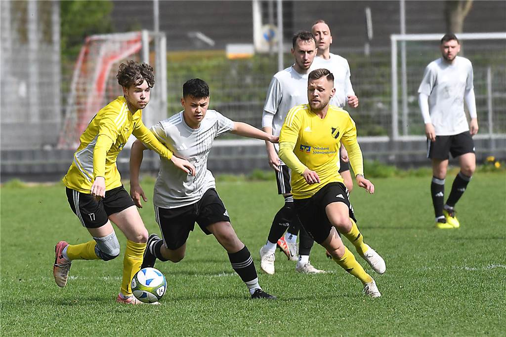 Die Offensive rollt beim TuS Henrichenburg (weiße Trikots) auch am 22. Spieltag der Kreisliga B3 Recklinghausen weiter. Mit 5:1 (3:0) zerlegten die Henrichenburger auf heimischen Rasen die Westfalia Vinnum und erzielen nach dem 5:1-Sieg gegen Waltrop II vor zwei Wochen erneut fünf Tore in einem Spiel. Die Bilanz der letzten drei Partien kann sich sehen lassen. Mit 14:2 Toren greift der TuS die Tabellenspitze an.