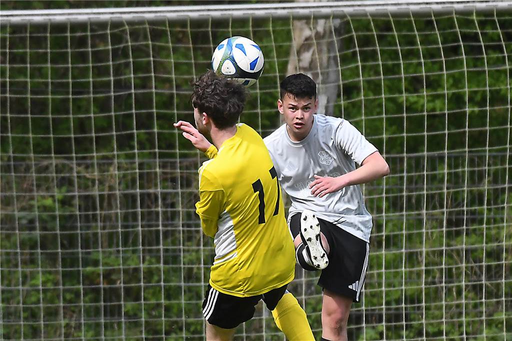Die Offensive rollt beim TuS Henrichenburg (weiße Trikots) auch am 22. Spieltag der Kreisliga B3 Recklinghausen weiter. Mit 5:1 (3:0) zerlegten die Henrichenburger auf heimischen Rasen die Westfalia Vinnum und erzielen nach dem 5:1-Sieg gegen Waltrop II vor zwei Wochen erneut fünf Tore in einem Spiel. Die Bilanz der letzten drei Partien kann sich sehen lassen. Mit 14:2 Toren greift der TuS die Tabellenspitze an.