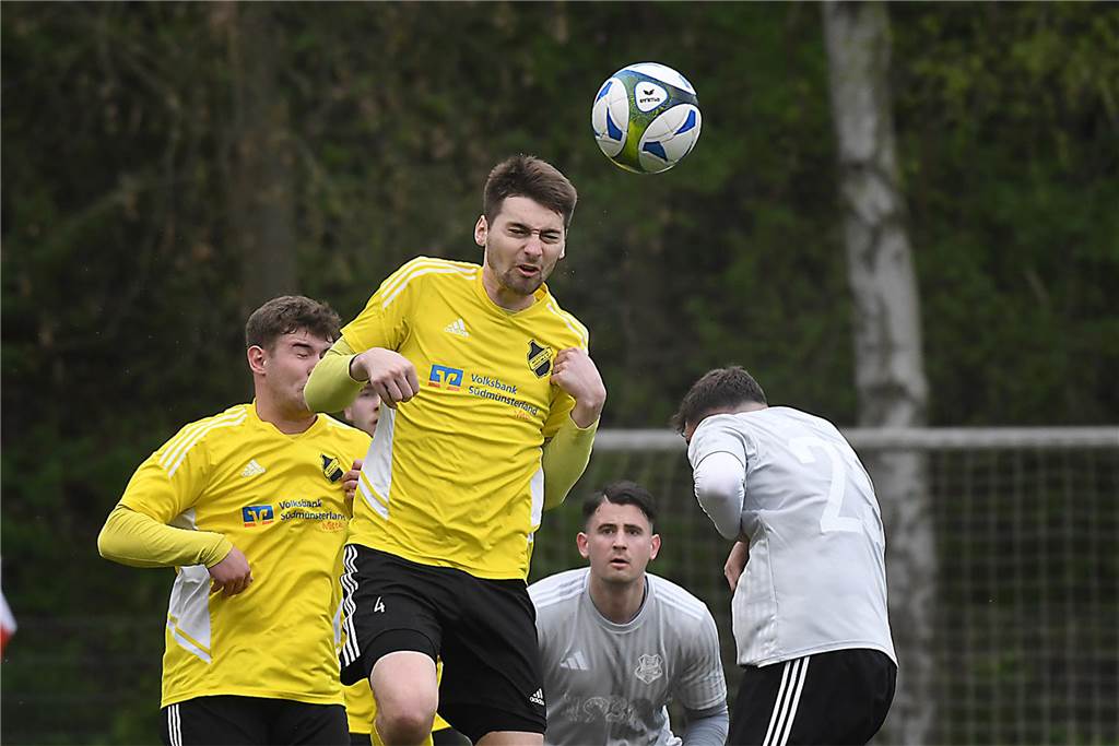 Die Offensive rollt beim TuS Henrichenburg (weiße Trikots) auch am 22. Spieltag der Kreisliga B3 Recklinghausen weiter. Mit 5:1 (3:0) zerlegten die Henrichenburger auf heimischen Rasen die Westfalia Vinnum und erzielen nach dem 5:1-Sieg gegen Waltrop II vor zwei Wochen erneut fünf Tore in einem Spiel. Die Bilanz der letzten drei Partien kann sich sehen lassen. Mit 14:2 Toren greift der TuS die Tabellenspitze an.