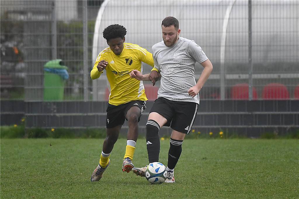 Die Offensive rollt beim TuS Henrichenburg (weiße Trikots) auch am 22. Spieltag der Kreisliga B3 Recklinghausen weiter. Mit 5:1 (3:0) zerlegten die Henrichenburger auf heimischen Rasen die Westfalia Vinnum und erzielen nach dem 5:1-Sieg gegen Waltrop II vor zwei Wochen erneut fünf Tore in einem Spiel. Die Bilanz der letzten drei Partien kann sich sehen lassen. Mit 14:2 Toren greift der TuS die Tabellenspitze an.