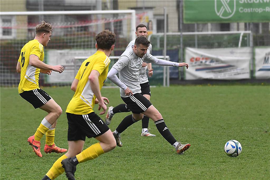Die Offensive rollt beim TuS Henrichenburg (weiße Trikots) auch am 22. Spieltag der Kreisliga B3 Recklinghausen weiter. Mit 5:1 (3:0) zerlegten die Henrichenburger auf heimischen Rasen die Westfalia Vinnum und erzielen nach dem 5:1-Sieg gegen Waltrop II vor zwei Wochen erneut fünf Tore in einem Spiel. Die Bilanz der letzten drei Partien kann sich sehen lassen. Mit 14:2 Toren greift der TuS die Tabellenspitze an.