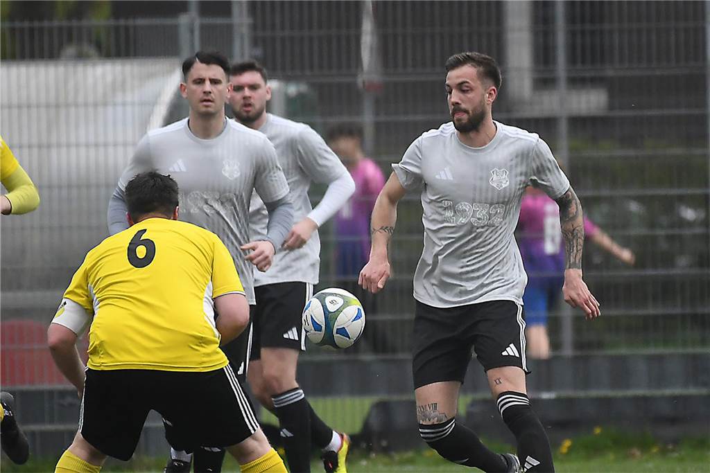 Die Offensive rollt beim TuS Henrichenburg (weiße Trikots) auch am 22. Spieltag der Kreisliga B3 Recklinghausen weiter. Mit 5:1 (3:0) zerlegten die Henrichenburger auf heimischen Rasen die Westfalia Vinnum und erzielen nach dem 5:1-Sieg gegen Waltrop II vor zwei Wochen erneut fünf Tore in einem Spiel. Die Bilanz der letzten drei Partien kann sich sehen lassen. Mit 14:2 Toren greift der TuS die Tabellenspitze an.
