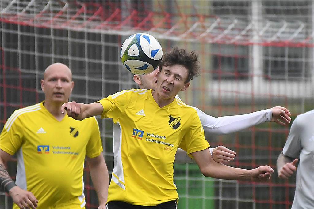 Die Offensive rollt beim TuS Henrichenburg (weiße Trikots) auch am 22. Spieltag der Kreisliga B3 Recklinghausen weiter. Mit 5:1 (3:0) zerlegten die Henrichenburger auf heimischen Rasen die Westfalia Vinnum und erzielen nach dem 5:1-Sieg gegen Waltrop II vor zwei Wochen erneut fünf Tore in einem Spiel. Die Bilanz der letzten drei Partien kann sich sehen lassen. Mit 14:2 Toren greift der TuS die Tabellenspitze an.