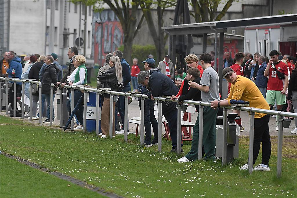 Die Offensive rollt beim TuS Henrichenburg (weiße Trikots) auch am 22. Spieltag der Kreisliga B3 Recklinghausen weiter. Mit 5:1 (3:0) zerlegten die Henrichenburger auf heimischen Rasen die Westfalia Vinnum und erzielen nach dem 5:1-Sieg gegen Waltrop II vor zwei Wochen erneut fünf Tore in einem Spiel. Die Bilanz der letzten drei Partien kann sich sehen lassen. Mit 14:2 Toren greift der TuS die Tabellenspitze an.