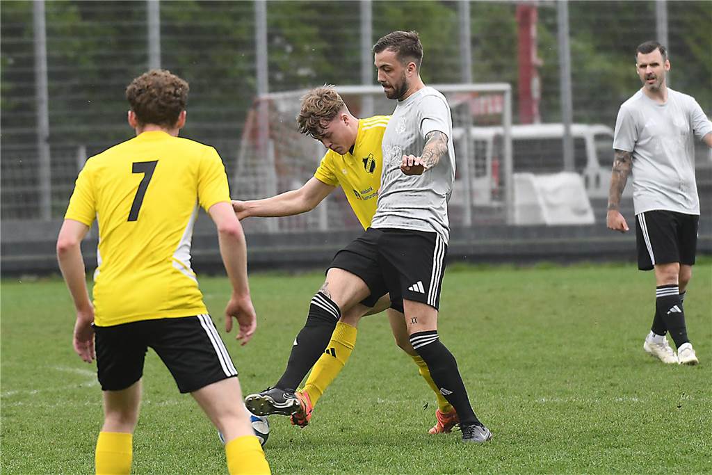 Die Offensive rollt beim TuS Henrichenburg (weiße Trikots) auch am 22. Spieltag der Kreisliga B3 Recklinghausen weiter. Mit 5:1 (3:0) zerlegten die Henrichenburger auf heimischen Rasen die Westfalia Vinnum und erzielen nach dem 5:1-Sieg gegen Waltrop II vor zwei Wochen erneut fünf Tore in einem Spiel. Die Bilanz der letzten drei Partien kann sich sehen lassen. Mit 14:2 Toren greift der TuS die Tabellenspitze an.