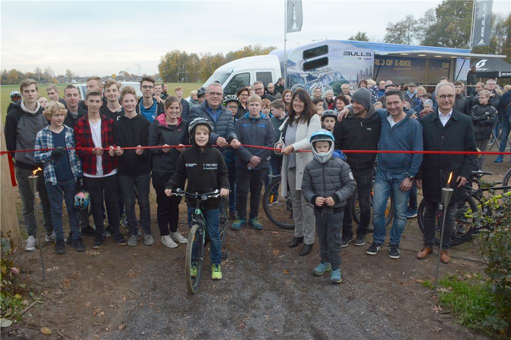 Neuer Bike-Park sorgt für Adrenalinschübe Die offizielle Einweihung des Bike-Parks nahmen Bürgermeisterin Karola Voß, Jugendamtsleiter Wilfried Hollekamp und die jugendlichen Mountainbiker vor.