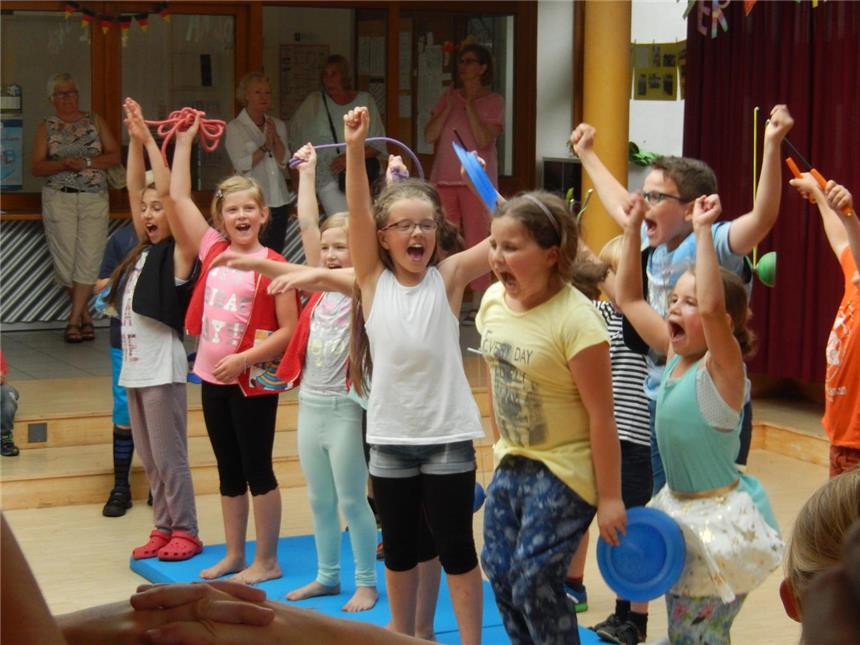 Offener Ganztag soll in Haltern verpflichtend werden Die OGS der Marienschule ist in diesem Jahr zehn Jahre alt. Aus diesem Anlass feierten Kinder, Eltern, Lehrer, ehrenamtliche Helfer und die Betreuer ein Sommerfest mit vielen Aktionen. Begeistert aufgenommen wurde die Aufführung beliebter Musical-Songs und eine Diabolo-Show, für die die Kinder lange geprobt hatten. Auch das Wetter zeigte sich von seiner besten Seite und so konnten Kaffee und Kuchen im Schulgarten genossen werden. Nach einem kurzweiligen Nachmittag mit Spielen, Glücksrad, Leseecke und Bastelangeboten wurden alle Kinder mit einem Fußballeis verabschiedet.