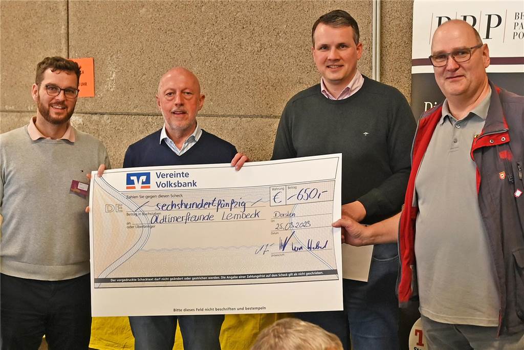 Rekordbeteiligung: Helfer feierten ausgiebig bei der „Besenparty“ Die Oldtimerfreunde Lembeck erhalten 650 Euro für ein Insektenhotel.