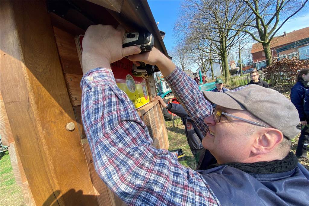 Die Oldtimerfreunde Lembeck eröffneten offiziell das Insektenhotel, das sie nun auf der Streuobstwiese augestellt haben.