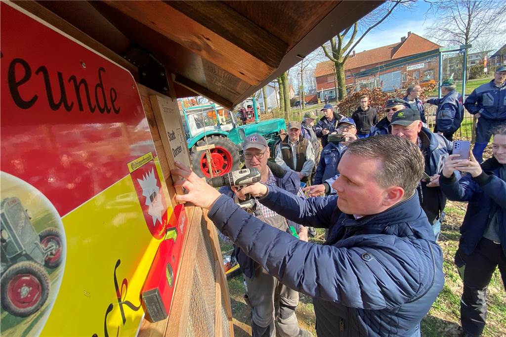 Die Oldtimerfreunde Lembeck eröffneten offiziell das Insektenhotel, das sie nun auf der Streuobstwiese augestellt haben.