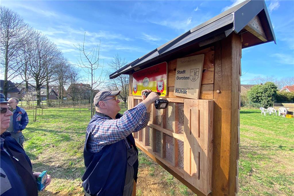 Die Oldtimerfreunde Lembeck eröffneten offiziell das Insektenhotel, das sie nun auf der Streuobstwiese augestellt haben.