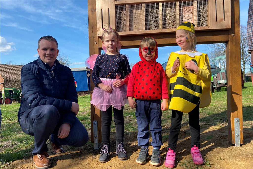 Die Oldtimerfreunde Lembeck eröffneten offiziell das Insektenhotel, das sie nun auf der Streuobstwiese augestellt haben.