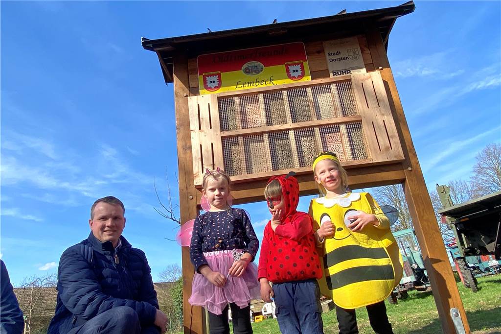 Die Oldtimerfreunde Lembeck eröffneten offiziell das Insektenhotel, das sie nun auf der Streuobstwiese augestellt haben.