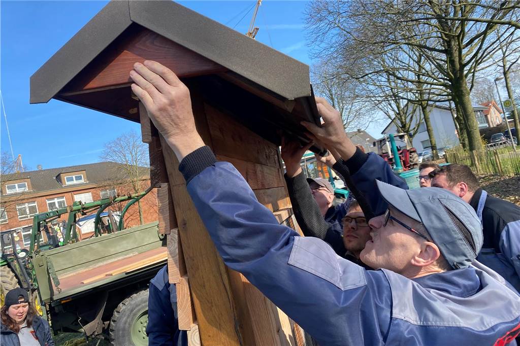 Die Oldtimerfreunde Lembeck eröffneten offiziell das Insektenhotel, das sie nun auf der Streuobstwiese augestellt haben.