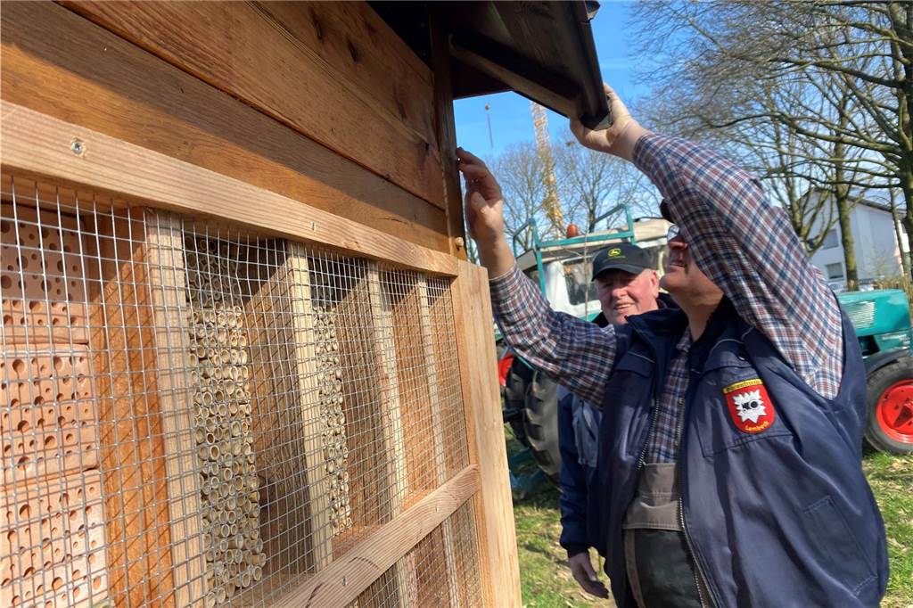 Die Oldtimerfreunde Lembeck eröffneten offiziell das Insektenhotel, das sie nun auf der Streuobstwiese augestellt haben.