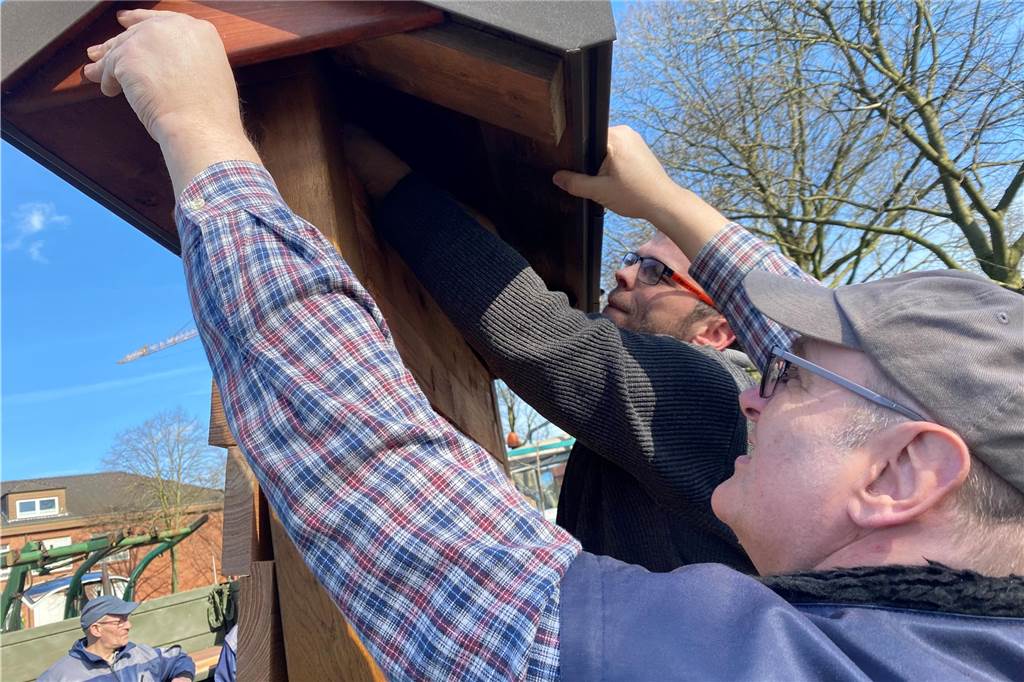 Die Oldtimerfreunde Lembeck eröffneten offiziell das Insektenhotel, das sie nun auf der Streuobstwiese augestellt haben.