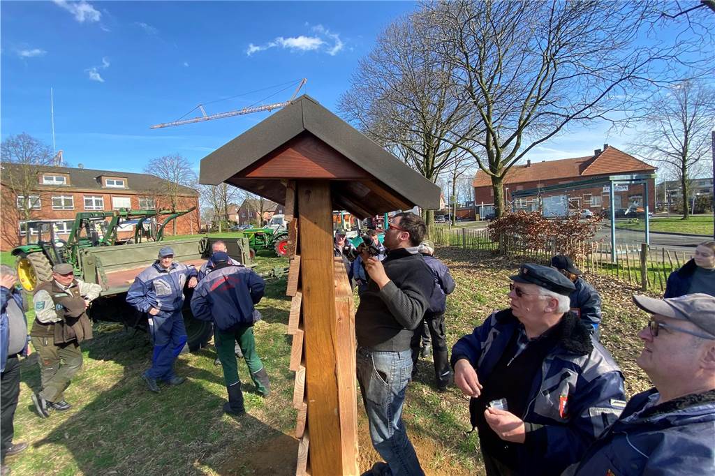 Die Oldtimerfreunde Lembeck eröffneten offiziell das Insektenhotel, das sie nun auf der Streuobstwiese augestellt haben.