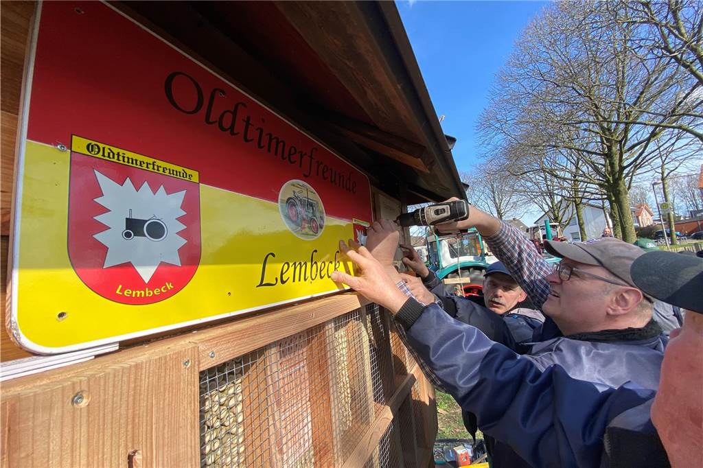Die Oldtimerfreunde Lembeck eröffneten offiziell das Insektenhotel, das sie nun auf der Streuobstwiese augestellt haben.
