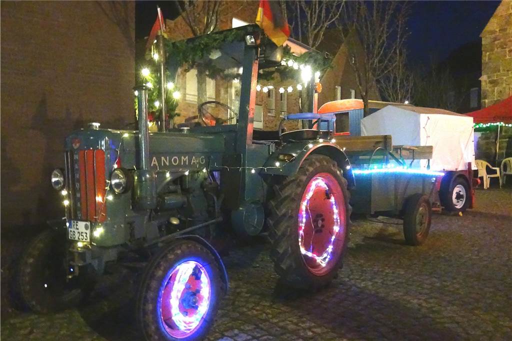 Die Oldtimerfreunde Lembeck hatten ihre alten Schätzchen illuminiert.