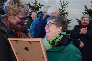 Die Olfener haben entschieden, der Bürgerpreis geht in diesem Jahr an Heike Sander (kfd, r.). Die Urkunde überreichte Barbara Schulte, die neu im Vorstand der Bürgerstiftung ist.