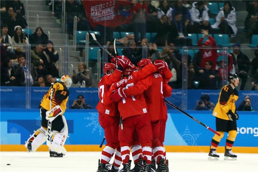 „Reißt die Hütte ab“: Wunderteam feiert Eishockey-Silber Die Olympischen Athleten aus Russland feiern den ersten Treffer der Partie. Foto: Daniel Karmann