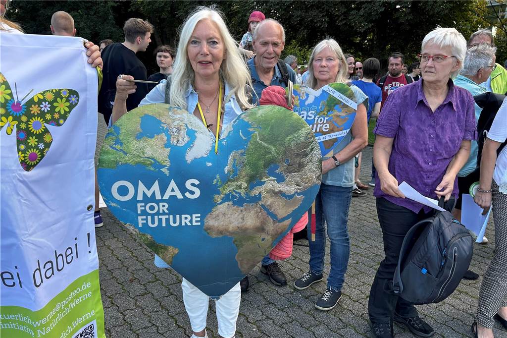 „Wir müssen versuchen, was zu ändern“: 120 Menschen demonstrieren für das Klima Die Omas for Future aus Kamen und Warendorf liefen in Werne mit.