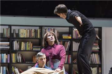 Die Opernsänger Alfred Reiter (l-r), Dmitry Egorov und Mikolaj Trabka bei der Probe zur Erstaufführung von Peter Eötvös „Drei Schwestern“ auf der Bühne Oper Frankfurt. Foto: Monika Rittershaus/Oper Frankfurt