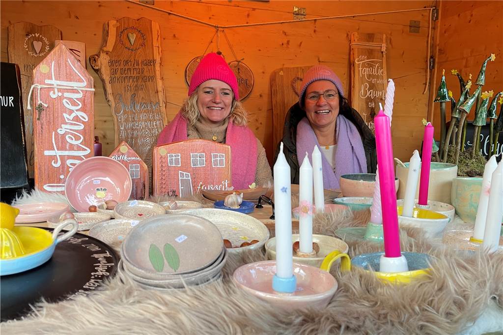 Die „Oppeärskes“ nennen sich Elke Terhalle und Dorothe Herick. Bei ihnen gibt es Allerlei Handgemachtes aus Holz und Ton. „Weil Selbermachen glücklich machen tut“, ist ihr Motto. Die liebevoll gefertigten Stücke gibt es in vielen Varianten.