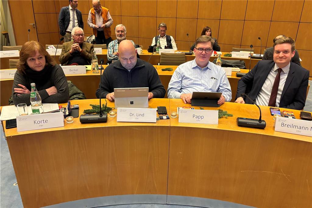 Der Ur-Grüne aus dem Rat: „Nie nachtragend, aber schon immer Experte“ Die Oppositionsbank in der Ratssitzung am 12.12.2024 im Ratssaal der Stadt Castrop-Rauxel am Europaplatz: Politiker sind frustriert ob der Haushaltslage. Hier Annette Korte (FWI) mit Oliver Lind, Carsten Papp und Michael Breilmann sowie weiteren Vertretern von der CDU.