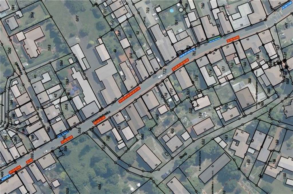 Parkchaos in der Hauptstraße: Entschärfung mit Testphase steht bevor Die orangen Bereiche sind jene, in denen Parkflächen eingerichtet werden sollen. Die blauen Flächen weisen bereits vorhandene Parkbuchten aus.