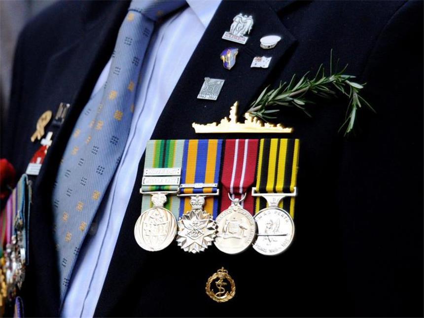 Hunderttausende gedenken der Kriegsopfer von Gallipoli Die Orden eines Veterans der Schlacht am Rande einer Parade in Sydney. Foto: Joel Carrett