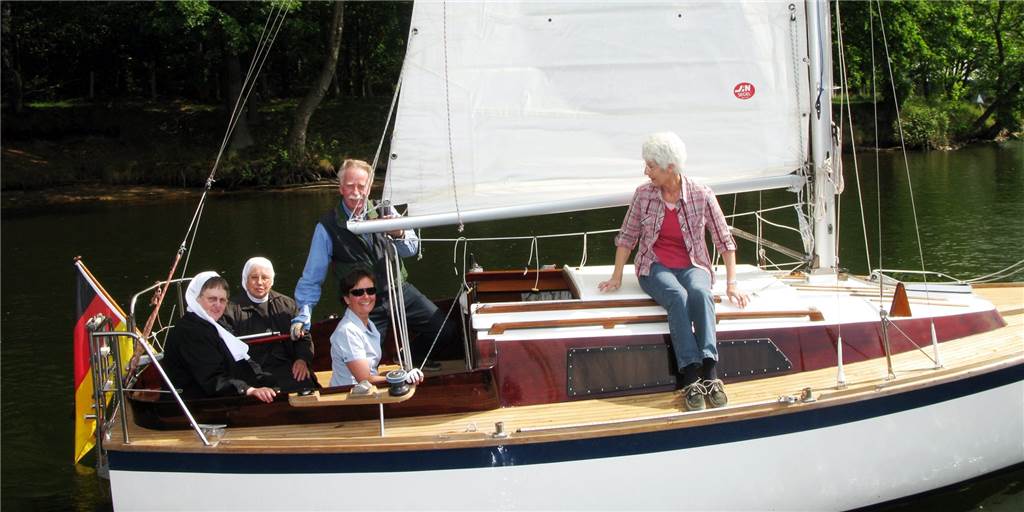 Viele Bilder: Die schönsten Erinnerungen an die Ordensschwestern am Sixtus-Hospital Die Ordensschwestern Waldemara (l.) und Nicerata sind schon erfahrene "Seeleute". Sie freuten sich riesig über den Segelausflug im Jahr 2009.