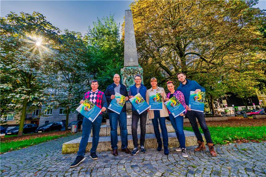 Das 35. Kaiserstraßenfest bringt ganz neue Klänge Die Organisatioren (v.l.) Patrick Arens, Chistian Sack, Frank Feldmann und Nicole Laubert sowie die DJs Juliet Sikora und Paco sind bereit für das 35. Straßenfest zwischen Ostentor und Kaiserbrunnen.