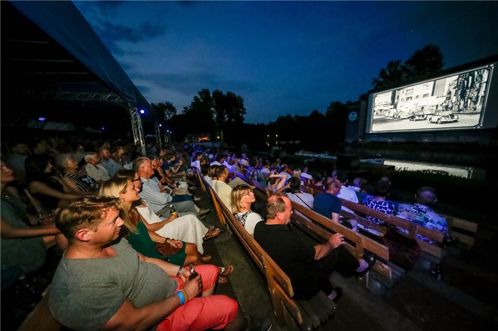 Kino trotz Corona-Krise: Dortmund bekommt ein Autokino Die Organisatoren des PSD-Bank-Kinos im Westfalenpark wollen in der Corona-Krise ein Autokino auf die Beine stellen.