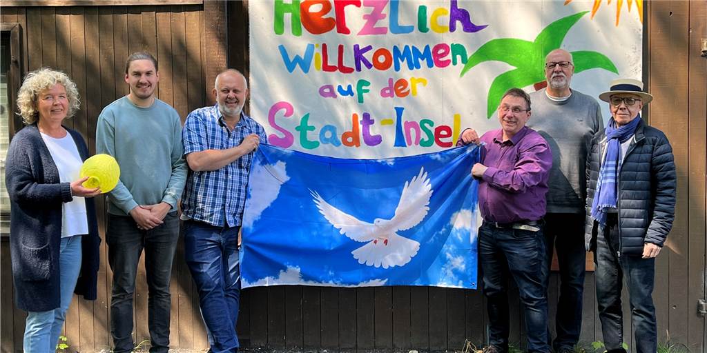 Willkommens-Fest nicht nur für Geflüchtete aus der Ukraine in Lünen Die Organisatoren des Willkommensfestes hoffen, dass sich noch weitere Ehrenamtliche melden. Annette Goebel (l.), Dirk Berger (3.v.l.) und ihre Mitstreiter möchten den Gästen die Möglichkeit bieten, neue Kontakte zu knüpfen.