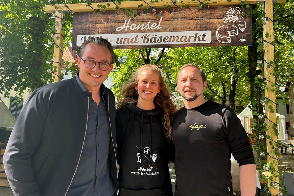 Altstadtfest ist gestartet: Buntes Programm lockt erste Besucher an Dr. Luca Schlotmann, Christina Honsel und Hans Schuster stehen vor dem Wein- und Käsemarkt.