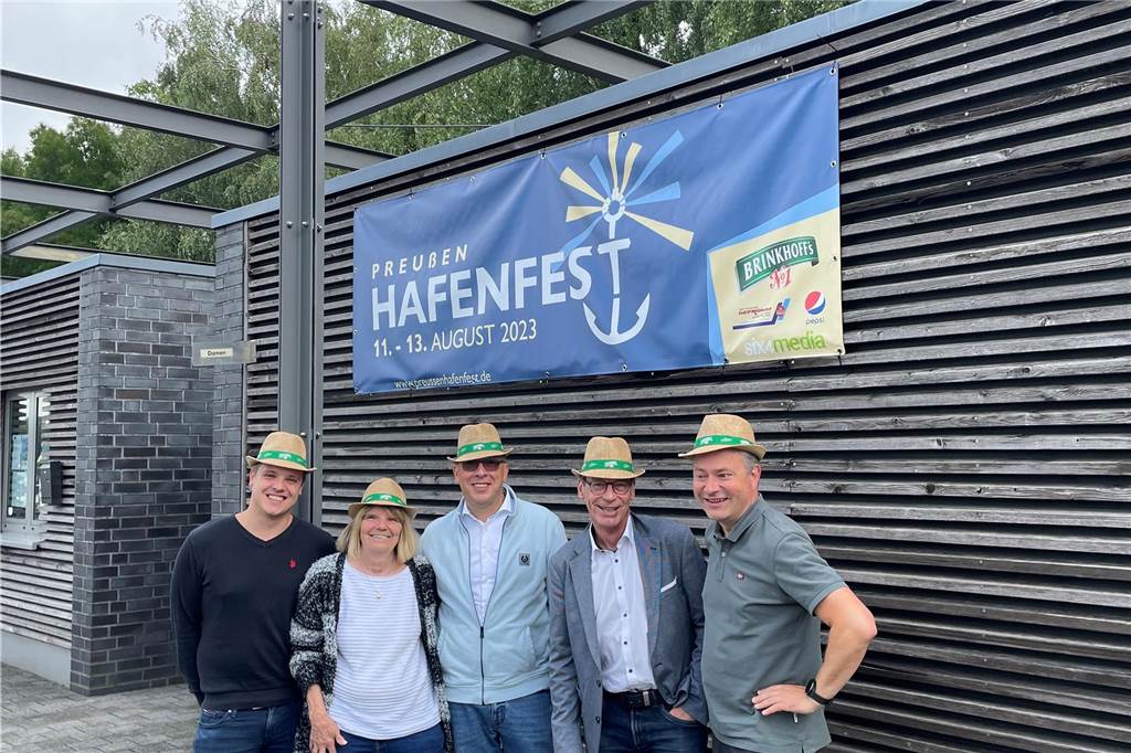 Preußenhafenfest: Live-Musik und Köstlichkeiten am Wasser Die Organisatoren hoffen auf gutes Wetter: (v.l.n.r) Marvin Möllmann (Getränke Gefromm), Rosl Haak (Kiosk am Preußenhafen), Thorsten Lachmann (Getränke Gefromm), Bodo Feierabend (Brinkhoffs Brauerei) und Tobias Klotz (Agentur six4media).