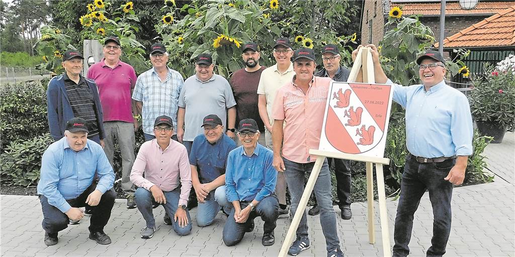 „Johannes-Treffen“: Johannes Mümkens und Johannes Gülkers verrückte Idee 13 Männer, alle den gleichen Vornamen Johannes, stehen nebeneinander.