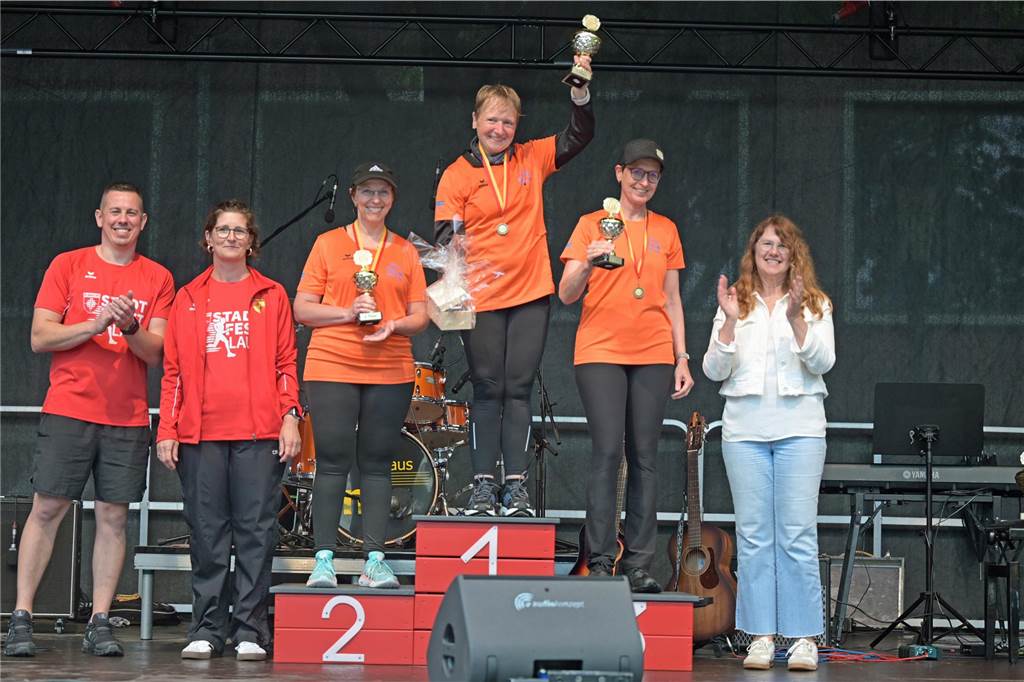 Tim Lammers trotzt dem Regen am besten Die Organisatoren Marcel Miedecke und Nadine Scheidler mit den Top-Drei des Menschen-mit-Handicap-Laufs Daniela Denzel, Jutta Duerkop und Gabi Eggenkemper sowie Bürgermeisterin Karola Voß