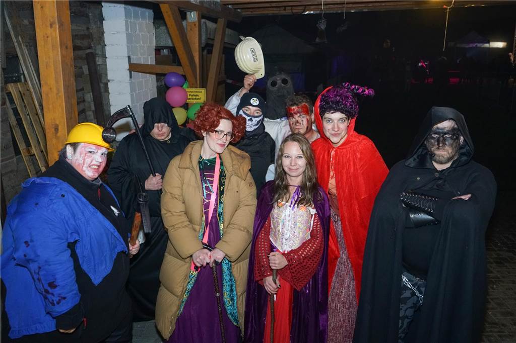 Halloween: Kirchhellen hat friedlich gefeiert - mit einer Ausnahme Die Organisatoren von „Wöllerween“ waren auch selbst auf dem Event als „Erschrecker“ im Einsatz.
