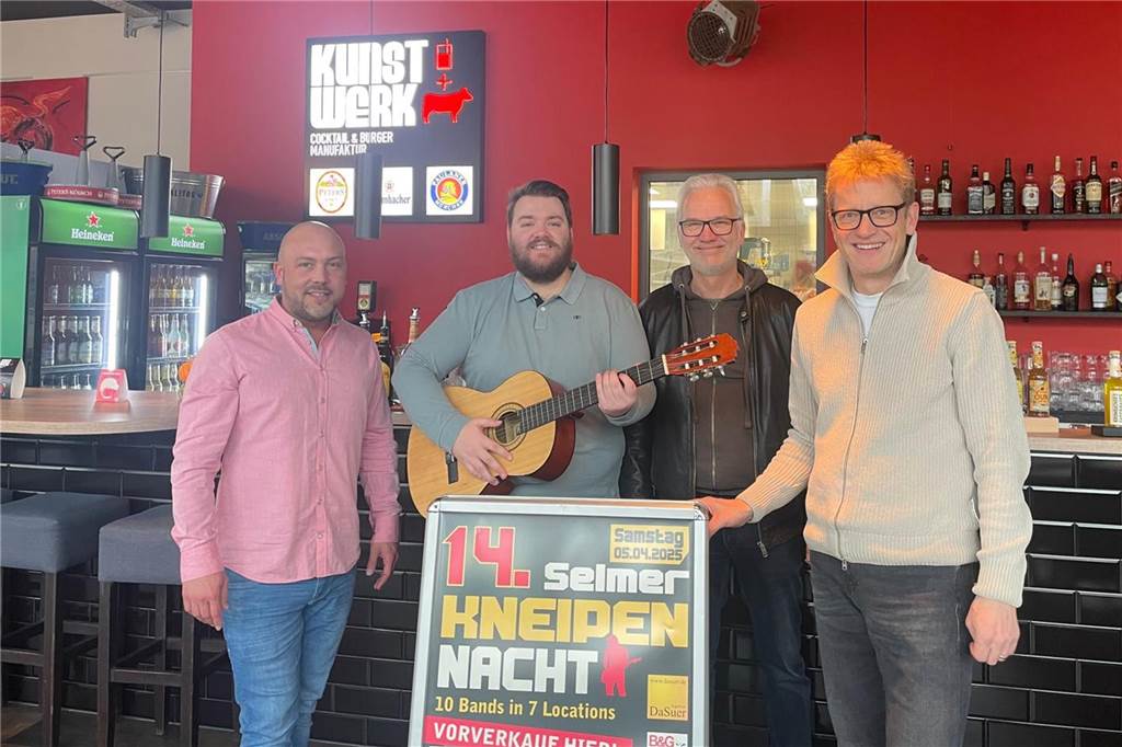 Neue, bekannte und lokale Bands: Kartenverkauf für Kneipennacht Selm startet Die Organisatoren (v.r.) Christoph Krevert, Jürgen und Jonah Suer freuen sich mit Dominic Carbotta vom Kunstwerk auf viele Besucher.