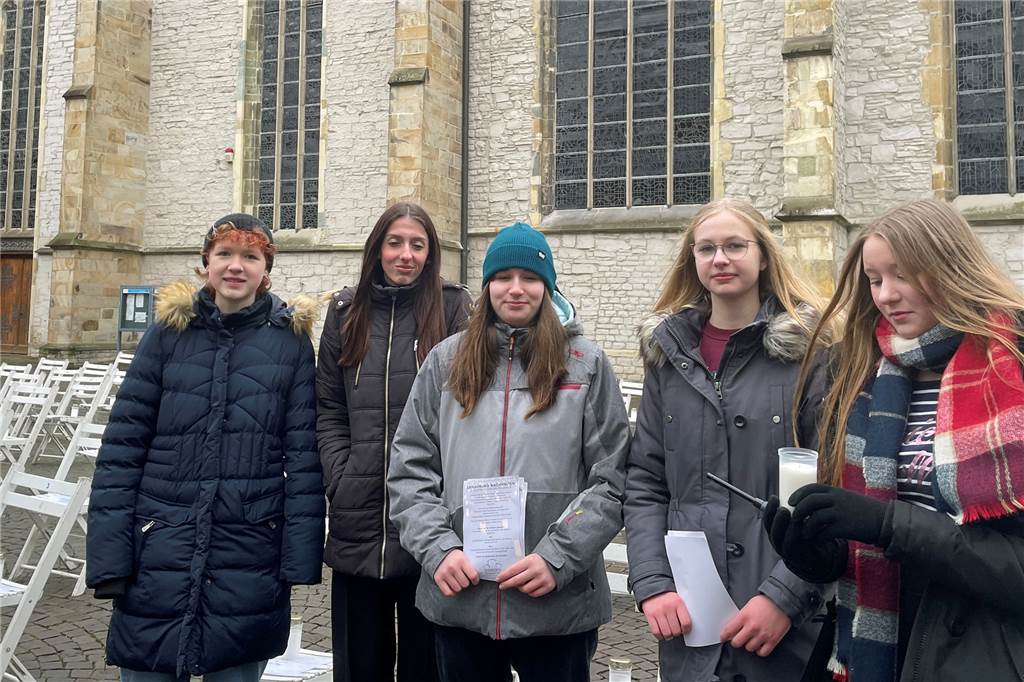 111 Kerzen für 111 Verstorbene: Schüler gedenken der Zwangsarbeiter Die Organisatorinnen der Gedenkaktion auf dem Kirchplatz kamen mit etlichen Bürgern ins Gespräch.