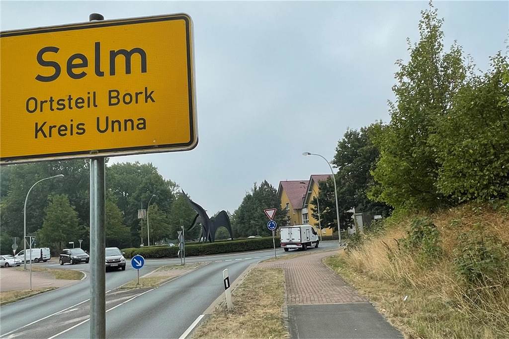 Mit Verzögerung: Bauarbeiten an Kreisverkehr in Bork nicht vor Herbst Die Ortseingangsschilder am Kreisverkehr wurden im August 2022 verlegt, so dass dieser jetzt innerorts liegt.