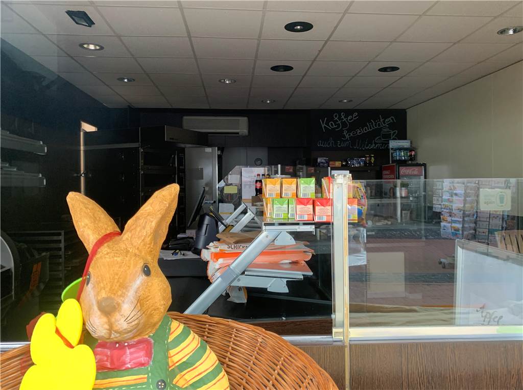 Mitarbeiterin zur Schickentanz-Schließung: „Einen Tag vorher erfahren“ Zu sehen ist ein Osterhase in einem Körbchen im Schaufenster einer Schickentanz-Filiale. Die Auslage ist abgeräumt: Die Schickentanz-Filialen in Dortmund und Castrop-Rauxel sind dicht.