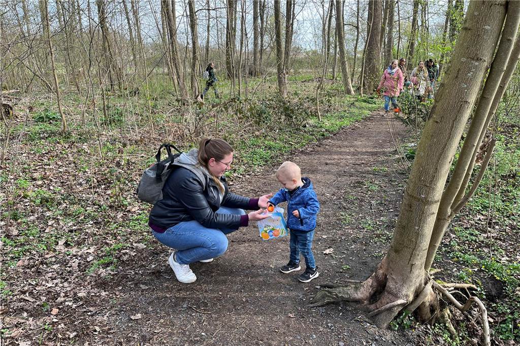 Die Ostereier-Suche im Lüffe Park in Selm fand nun zum 47. Mal statt. Endlich wieder nach lange Coronapause, fanden Veranstalter und die viele Kinder, die freudestrahlend durch den Park flitzten und mit Körbchen voller bunter Eier wieder hinauspazierten.