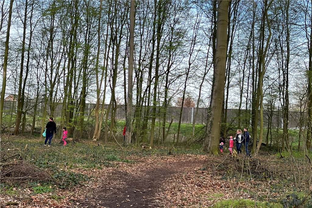Die Ostereier-Suche im Lüffe Park in Selm fand nun zum 47. Mal statt. Endlich wieder nach lange Coronapause, fanden Veranstalter und die viele Kinder, die freudestrahlend durch den Park flitzten und mit Körbchen voller bunter Eier wieder hinauspazierten.
